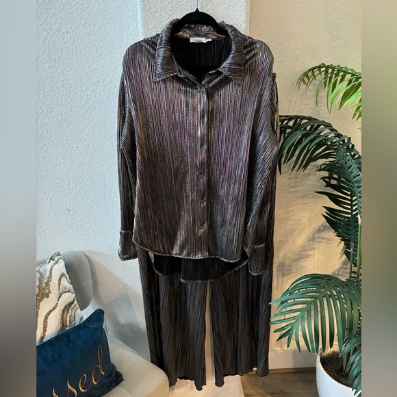 Good American plisse chrome pants set. Shirt size 3/4, pants size 5/6 - Picture 2 of 7